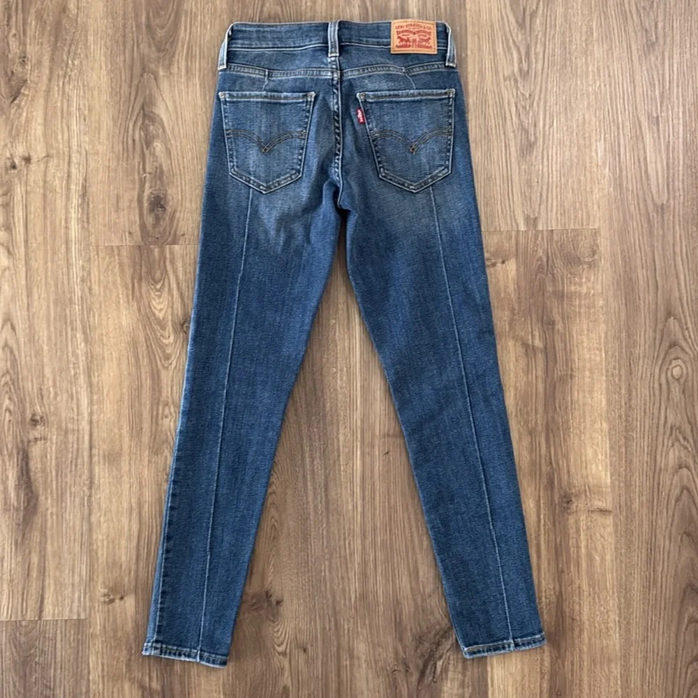 Levi's Zip Front Skinny Ankle Jeans Medium Wash. Size 24